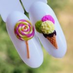 Необычные объемные фигурки на ногтях в виде леденца на палочке и мороженого из полимерного геля