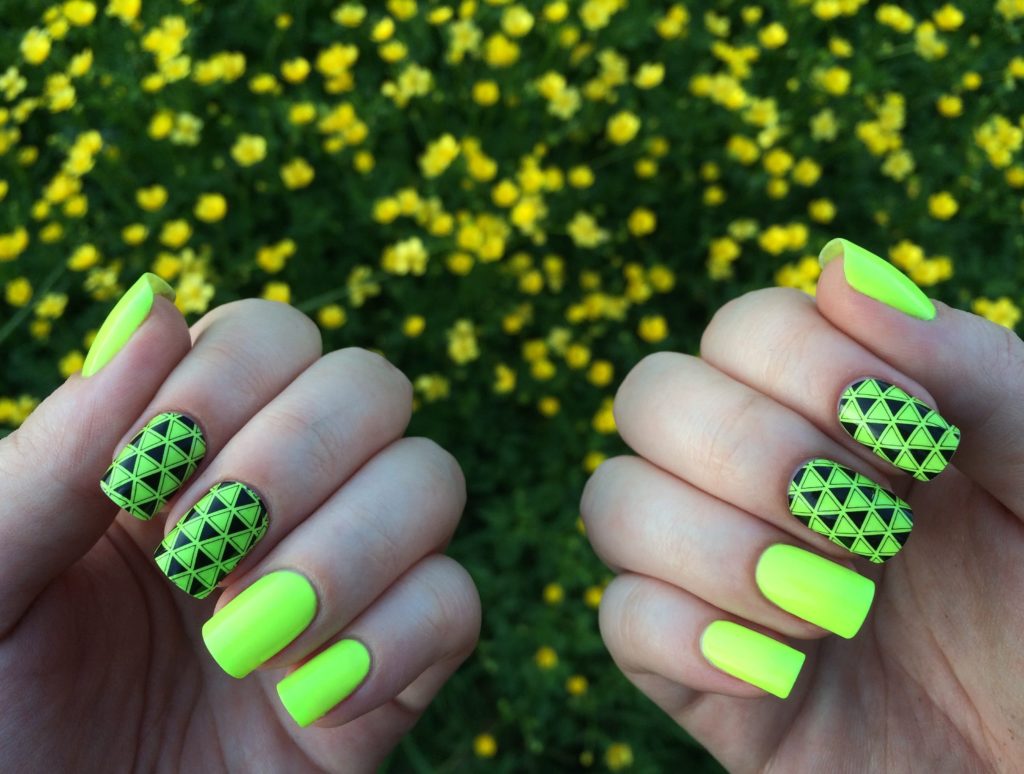 Неоновые желтые ногти на лето с геометрическим стемпингом черного цвета