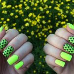 Неоновые желтые ногти на лето с геометрическим стемпингом черного цвета