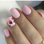 Нежно-розовый маникюр Весна на короткие квадратные ногти с рисунком цветочных бутонов
