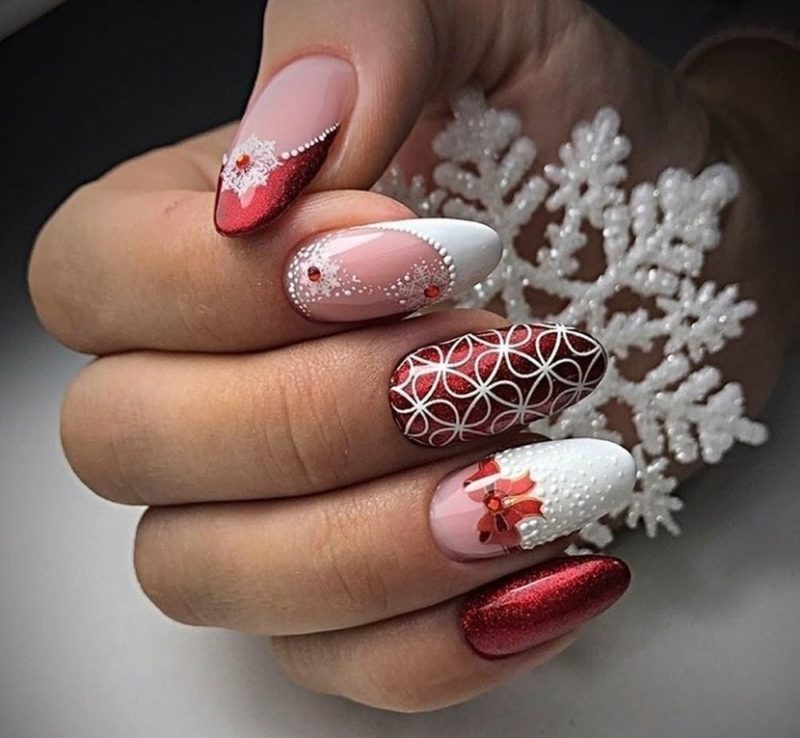 Новогодний дизайн красного и белого цвета с элементами френча на овальных ногтях