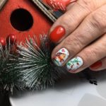 Новогодний маникюр белого и красного оттенков с рисунком птички и ветви на короткие ногти