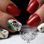 Новогодний маникюр на короткие квадратные ногти в красно-белом цвете с рисунками и блестками