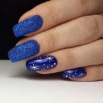 Новогодний маникюр синего цвета с дизайном из песка и снежинками на ногти средней длины формы мягкий квадрат