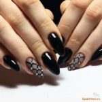 Оформление длинных миндальных ногтей в черном цвете с узором в виде сетки с имитацией капрона и блестящими стразами