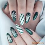 Оформление миндальных ногтей в белом и зеленом цвете с зимними рисунками