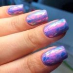 Оформление ногтей Битое стекло в розово-фиолетовом цвете на ногтях квадратной формы