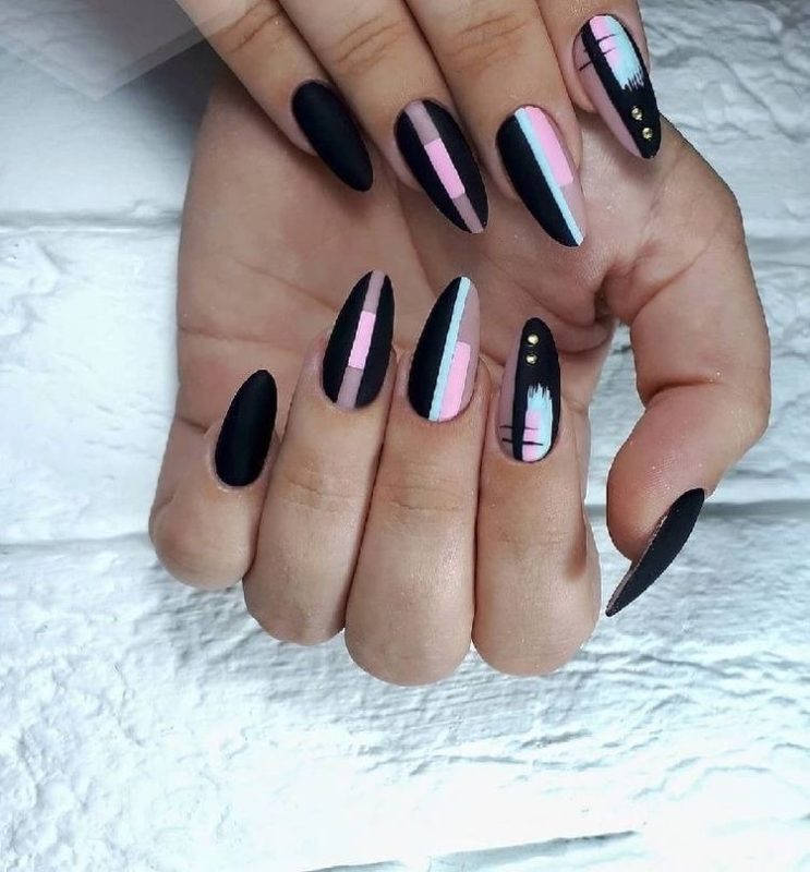 Оформление ногтей миндальной формы в черном цвете с розовыми и бирюзовыми геометрическими рисунками