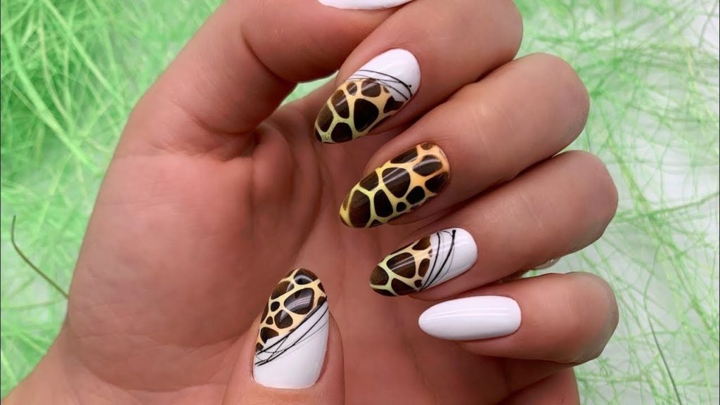 Оформление ногтей в белом цвете с глянцевым покрытием и животным принтом жирафа