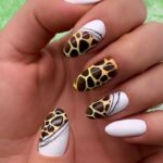Оформление ногтей в белом цвете с глянцевым покрытием и животным принтом жирафа