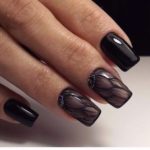Оформление ногтей в черном цвете с глянцевым покрытием и рисунком Цветочные лепестки