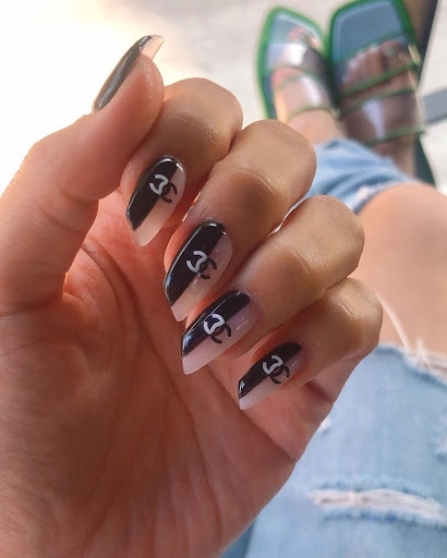 Оформление ногтей в форме губной помады в черно-нюдовом цвете с логотипом Chanel