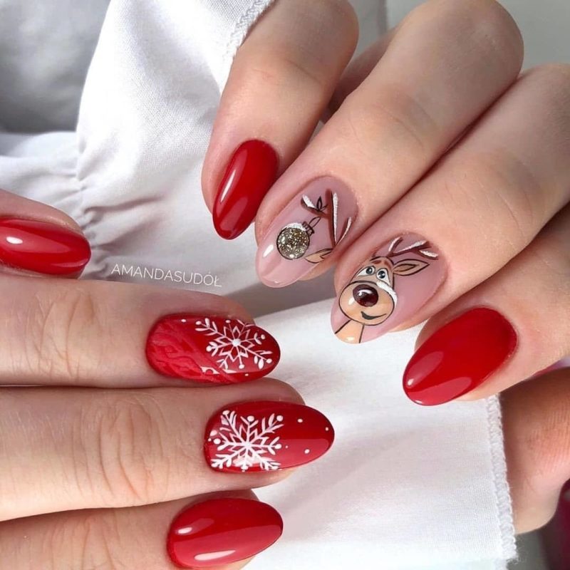 Оформление ногтей в красном цвете с белыми снежинками и рисунком новогоднего оленя