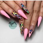 Оформление очень длинных ногтей формы стилет в розовом цвете с геометрическими узорами