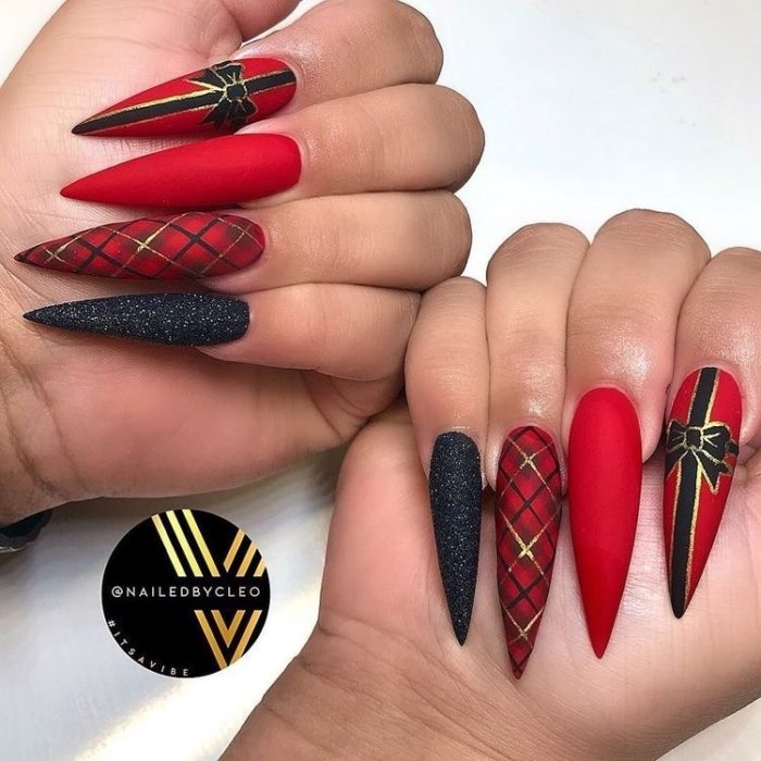 Оформление очень длинных ногтей-стилетов в черно-красном цвете склетчатым узором и рисунком бантика