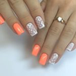 Оранжевый яркий дизайн квадратных ногтей с белым френчем и гороховым узором