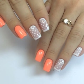 Оранжевый яркий дизайн квадратных ногтей с белым френчем и гороховым узором