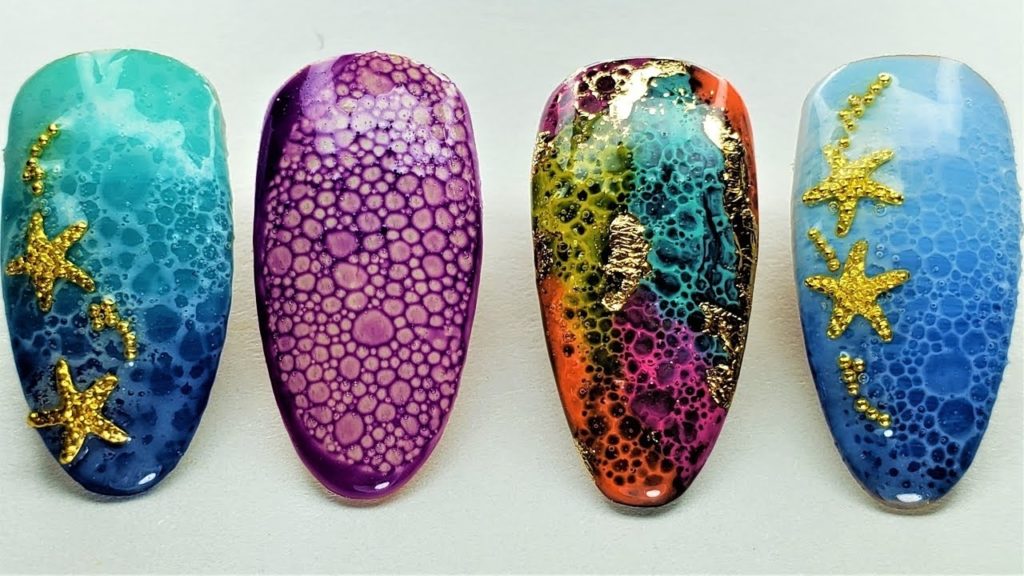 Оригинальное оформление ногтей разного цвета с декором в виде морских звезд и пены