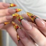 Осенний аквариумный дизайн ногтей с френчем и оформлением из блесток в виде кленовых листьев