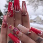 Ослепительный новогодний маникюр в ярких красных тонах со снежинками и блестками на длинные ногти формы балерина