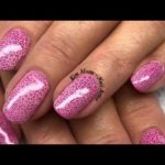 Пенный яркий розовый маникюр на круглые ногти с глянцевым покрытием