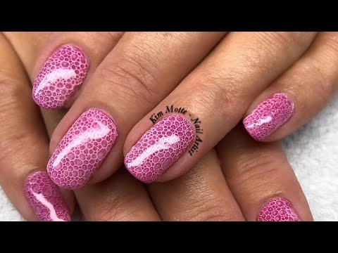 Пенный яркий розовый маникюр на круглые ногти с глянцевым покрытием