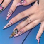 Подростковый маникюр на длинные ногти в блестящем розовом цвете с рисунками Hello Kitty