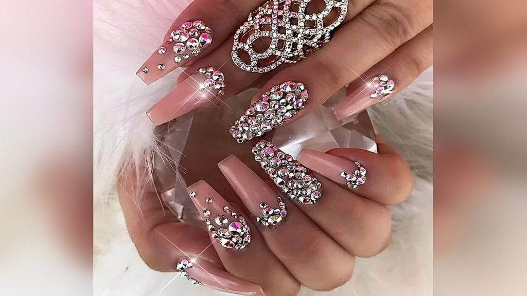 Потрясающий дизайн ногтей который выглядит дорого в розовом цвете с множеством страз на длинные ногти
