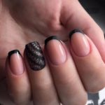 Повседневный черный френч на короткие ногти с оригинальным узором на безымянном ногте