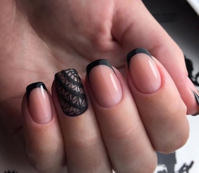Повседневный черный френч на короткие ногти с оригинальным узором на безымянном ногте