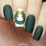 Праздничный дизайн квадратных ногтей в бело-зеленом цвете с рождественским венком из страз