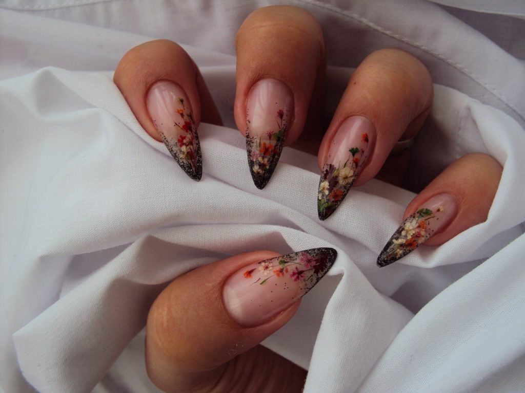 Прозрачный маникюр на длинные ногти с миниатюрными яркими сухоцветами
