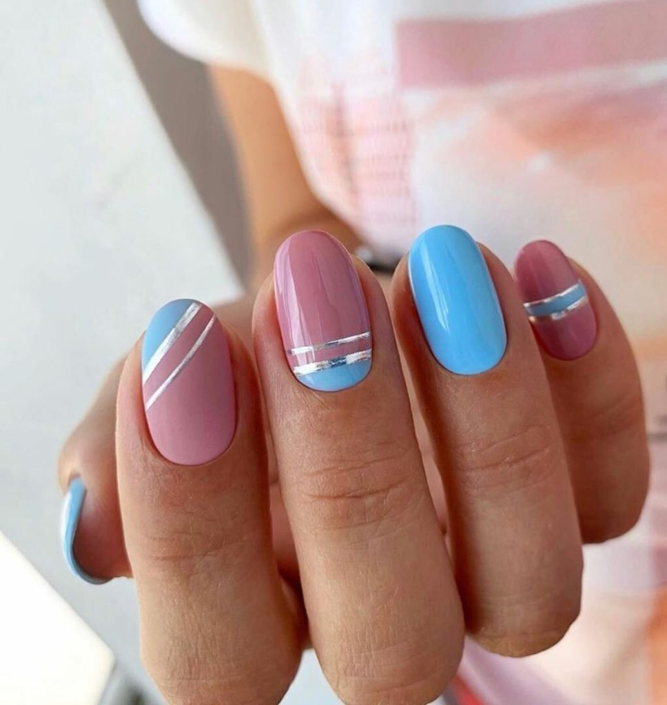 Розово-голубой повседневный дизайн ногтей с оригинальным геометрическим оформлением