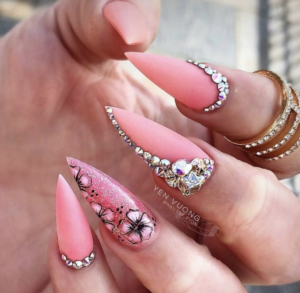 Розовый матовый маникюр на ногти-стилеты с цветочным рисунком и декоративными камнями, стразами