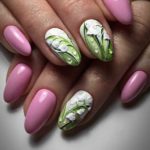 Розовый весенний дизайн ногтей с 3Д рисунком ландышей и объемными каплями росы