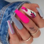 Серо-розовый дизайн ногтей с матовым покрытием и цветочными узорами на белом фоне