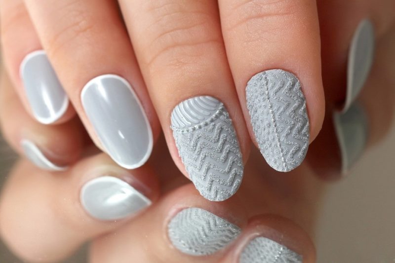 Серый маникюр на короткие овальные ногти с объемными узорами из песка в тон