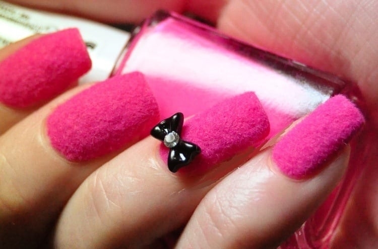 Шерстяной дизайн ногтей в ярко-розовом цвете с объемным декором-бантиком на одном пальце