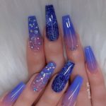 Синее блестящее оформление квадратных длинных ногтей с голубыми стразами и глиттером Звездное небо