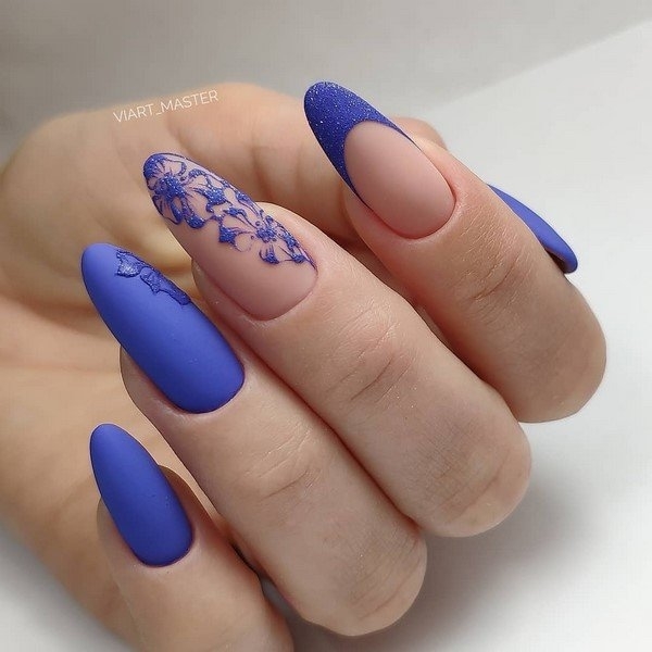 Синий маникюр насыщенного цвета с цветочным узором и блестящим френчем на одном ногте