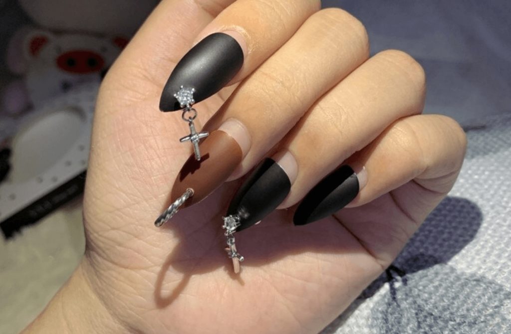 Современный дизайн ногтей в черном-коричневом цвете с серебристым пирсингом