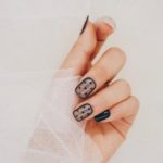 Стильный черный маникюр на квадратные ногти с рисунком в виде прозрачных женских чулок