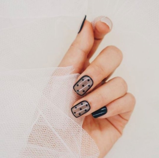 Стильный черный маникюр на квадратные ногти с рисунком в виде прозрачных женских чулок