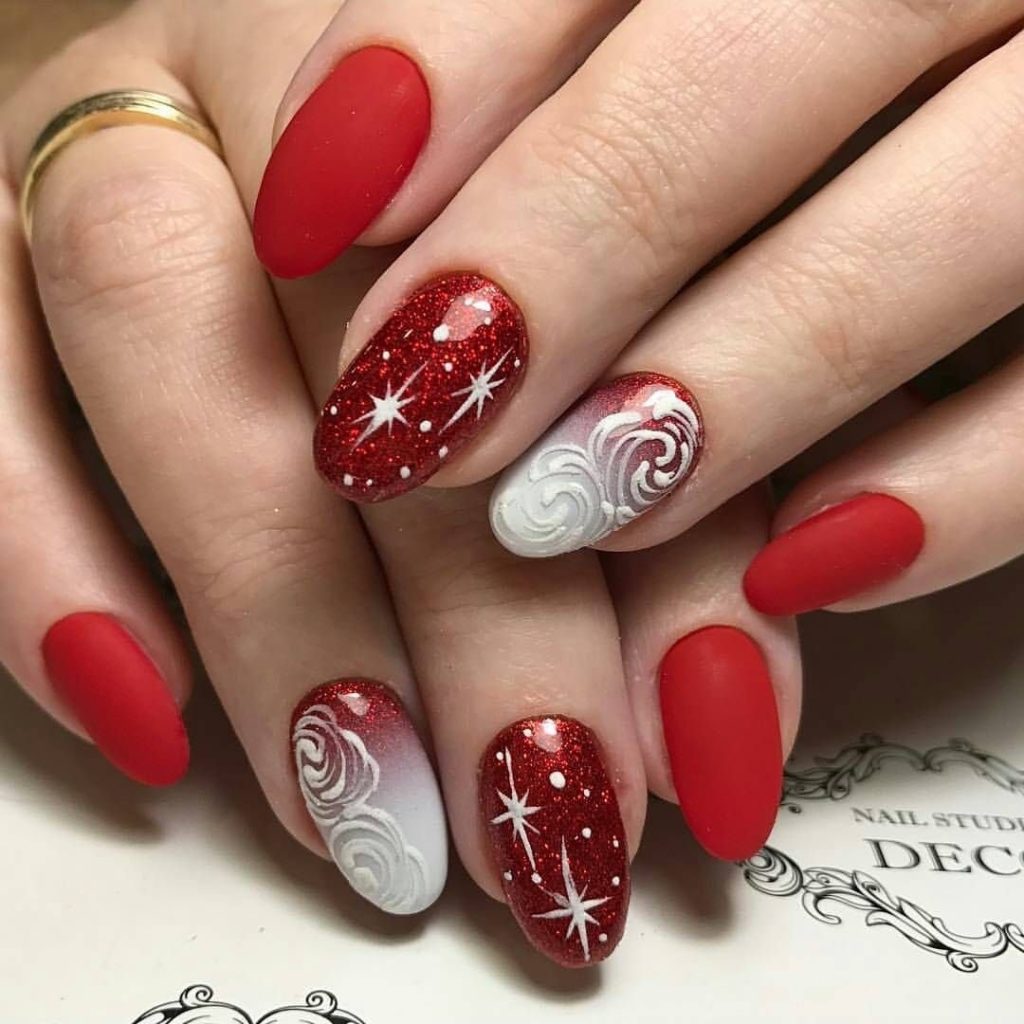 Великолепный зимний маникюр красного цвета с узорами и эффектом омбре на ногти средней длины