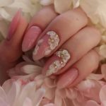 Весенний дизайн ногтей в нежно-розовом оттенке с лепкой цветов
