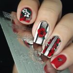 Винтажный красно-белый дизайн ногтей с контрастными рисунками цветов