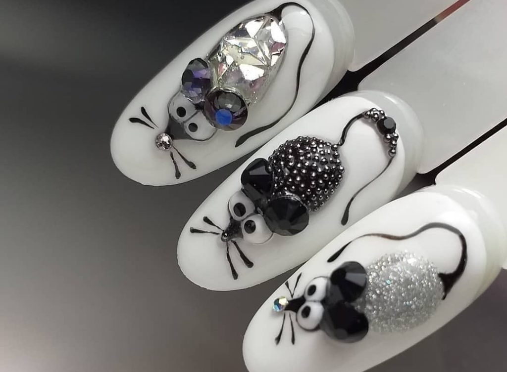 Забавный маникюр на белые ногти с объемным декором в виде мышек из камней, стразов, бусин
