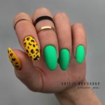 Зелено-желтый яркий дизайн ногтей с матовым покрытием и леопардовым узором