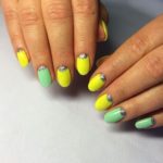 Зелено-желтый лунный дизайн ногтей с глянцевым покрытием и серебристой блестящей лункой