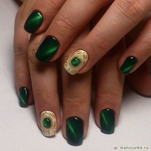 Зеленый переливающийся дизайн ногтей Кошачий глаз с крупным декором из жидких камней